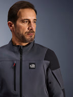 Alpinestars Maxdura Drystar®XF Laminated Armored Shell, chaqueta técnica de aventura en color gris oscuro y negro, con logotipo 'ALL TERRA' en el pecho, cremallera impermeable con detalle en rojo y diseño textil de alto rendimiento para motociclismo de aventura