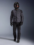 Alpinestars Maxdura Drystar®XF Laminated Armored Shell, chaqueta de motociclismo de aventura en gris oscuro y negro, usada con pantalones de montar negros a juego, un casco integral negro, guantes y botas, con bolsillos de carga prominentes y marca ALL TERRA para un estilo técnico de touring todoterreno