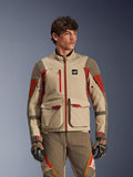 Alpinestars Maxdura Drystar®XF Laminated Armored Shell, chaqueta de moto adventure para hombre en color Aluminum Walnut Rust Brown, con grandes bolsillos de carga frontales y detalles técnicos en rojo, combinada con pantalones y guantes de conducción adventure a juego