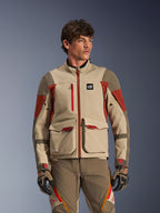 Alpinestars Maxdura Drystar®XF Laminated Armored Shell, chaqueta de moto adventure para hombre en color Aluminum Walnut Rust Brown, con grandes bolsillos de carga frontales y detalles técnicos en rojo, combinada con pantalones y guantes de conducción adventure a juego