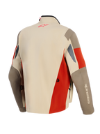 Alpinestars Maxdura Drystar®XF Laminated Armored Shell, chaqueta de motociclismo de aventura, colores aluminio, nogal y marrón óxido, vista trasera con logotipo rojo en el cuello, diseño técnico de múltiples paneles con aberturas de ventilación y construcción textil resistente.