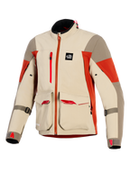 Alpinestars Maxdura Drystar®XF Laminated Armored Shell, chaqueta de moto adventure, en colores Aluminum Walnut y Rust Brown, con grandes bolsillos de carga frontales con detalles en rojo, cremallera vertical en el pecho, parche de marca All Terra y construcción técnica laminada de 3 capas.