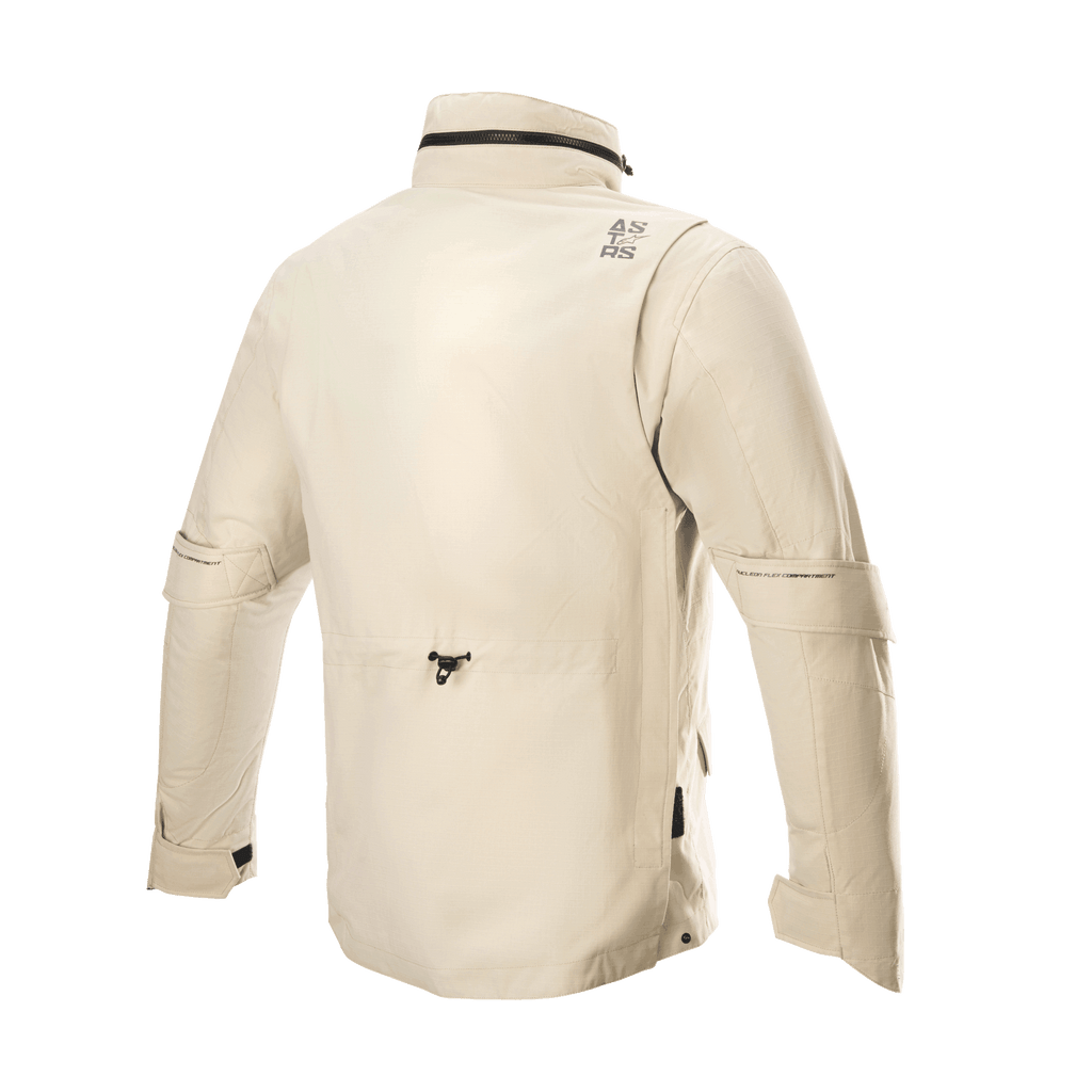 Chaqueta impermeable Alpinestars MO.ST.EQ Field Primaloft, chaqueta de moto, Sand Military, vista posterior con cuello alto y capucha plegable, ajustadores de volumen en las mangas y confección ligera en tejido ripstop con un estilo de chaqueta de campo contemporáneo