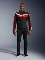 Chaqueta Alpinestars T-Dyno WR, chaqueta de moto textil en negro, rojo brillante y crudo, con franjas en forma de V en el pecho y logotipos de estrellas en las mangas, combinada con pantalones negros y calzado de moto negro, equipamiento urbano de inspiración heritage