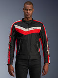 Chaqueta Alpinestars T-Dyno WR, chaqueta textil de moto, negra con franjas tipo chevrón en rojo brillante y crudo, ajuste de motociclista de inspiración vintage, cuello alto con cierre de botón, bolsillos frontales con cremallera, logotipos de estrellas en las mangas, usada por modelo