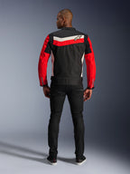 Chaqueta Alpinestars T-Dyno WR, chaqueta de moto textil, negro, rojo brillante y crudo, vista trasera con franjas horizontales y mangas rojas, ajuste de motociclista de inspiración vintage, usada con pantalones negros, equipamiento para conducción urbana en carretera