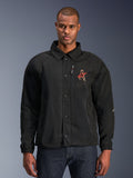 Alpinestars Revved WR Jacket, chaqueta de moto negra con cuello tipo camisa y cierre frontal de botones a presión, logotipo 'A' rojo bordado en el pecho, bolsillo vertical con cremallera en el pecho, puños elásticos, diseño de chaqueta tipo coaches urbana