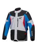Alpinestars Honda ST-1 Waterproof Jacket, chaqueta de moto touring, gris hielo, negro y azul con detalles rojos, con logotipos de Honda y Alpinestars, vista frontal con bolsillo en el pecho con cremallera y bolsillos de carga, diseño adventure touring resistente a la intemperie