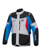 Alpinestars Honda ST-1 Waterproof Jacket, chaqueta de moto touring, gris hielo, negro y azul con detalles rojos, con logotipos de Honda y Alpinestars, vista frontal con bolsillo en el pecho con cremallera y bolsillos de carga, diseño adventure touring resistente a la intemperie