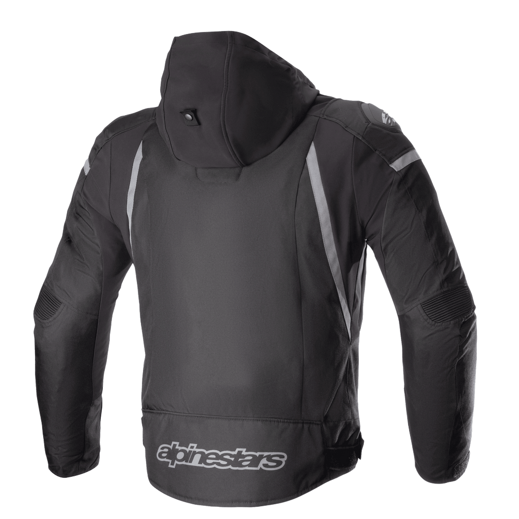 Chaqueta impermeable Alpinestars Zaca, negra y gris oscuro, vista trasera con capucha desmontable, detalles reflectantes grises y el logotipo de Alpinestars en la parte inferior de la espalda, chaqueta deportiva textil para moto