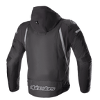Chaqueta impermeable Alpinestars Zaca, negra y gris oscuro, vista trasera con capucha desmontable, detalles reflectantes grises y el logotipo de Alpinestars en la parte inferior de la espalda, chaqueta deportiva textil para moto