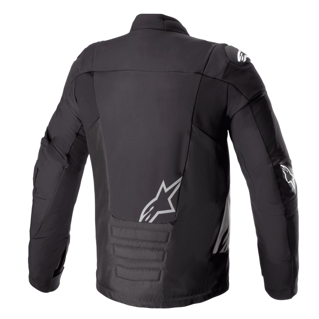 Chaqueta Impermeable Alpinestars SMX, negro gris oscuro, vista trasera, con el logo blanco de Alpinestars en la parte inferior de la espalda y el hombro, sección acolchada en la parte baja de la espalda, chaqueta de moto de tejido técnico y softshell