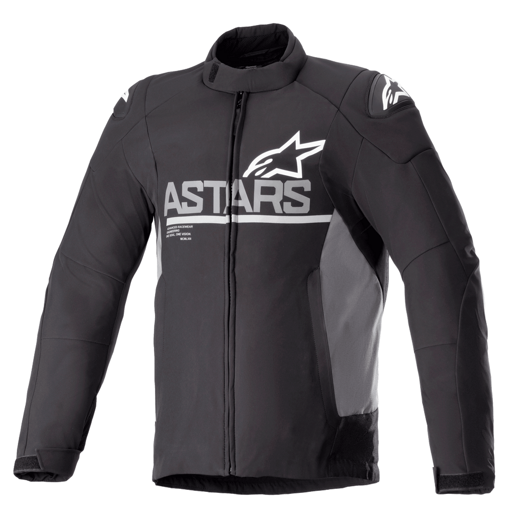 Alpinestars SMX Waterproof Jacket, chaqueta de moto, negra con paneles laterales gris oscuro, logotipo ASTARS blanco en el pecho y logotipos de estrella en los hombros, construcción textil y softshell, cremallera frontal completa, cuello alto y puños ajustables con velcro