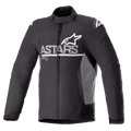 Alpinestars SMX Waterproof Jacket, chaqueta de moto, negra con paneles laterales gris oscuro, logotipo ASTARS blanco en el pecho y logotipos de estrella en los hombros, construcción textil y softshell, cremallera frontal completa, cuello alto y puños ajustables con velcro