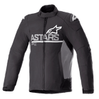 Alpinestars SMX Waterproof Jacket, chaqueta de moto, negra con paneles laterales gris oscuro, logotipo ASTARS blanco en el pecho y logotipos de estrella en los hombros, construcción textil y softshell, cremallera frontal completa, cuello alto y puños ajustables con velcro