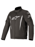 Alpinestars Gunner V2 Waterproof Jacket, chaqueta de moto textil negra con logotipos blancos y franjas verticales, cuenta con correas ajustables en brazos y cintura, cuello alto, cremallera frontal y protección impermeable duradera para la conducción