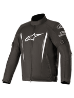 Alpinestars Gunner V2 Waterproof Jacket, chaqueta de moto textil negra con logotipos blancos y franjas verticales, cuenta con correas ajustables en brazos y cintura, cuello alto, cremallera frontal y protección impermeable duradera para la conducción