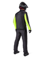 Motorista visto desde atrás con la chaqueta Alpinestars Bogotá Pro Drystar®, negra con mangas amarillo flúor, pantalones y casco negros a juego, equipamiento técnico de aventura para todas las estaciones