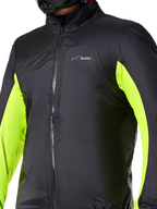 Forro impermeable de la chaqueta Alpinestars Bogotá Pro Drystar®, capa técnica para motociclismo, negro con paneles amarillo neón en los brazos, cierre de cremallera frontal y logo Drystar en el pecho, diseñado para protección en la conducción bajo cualquier clima