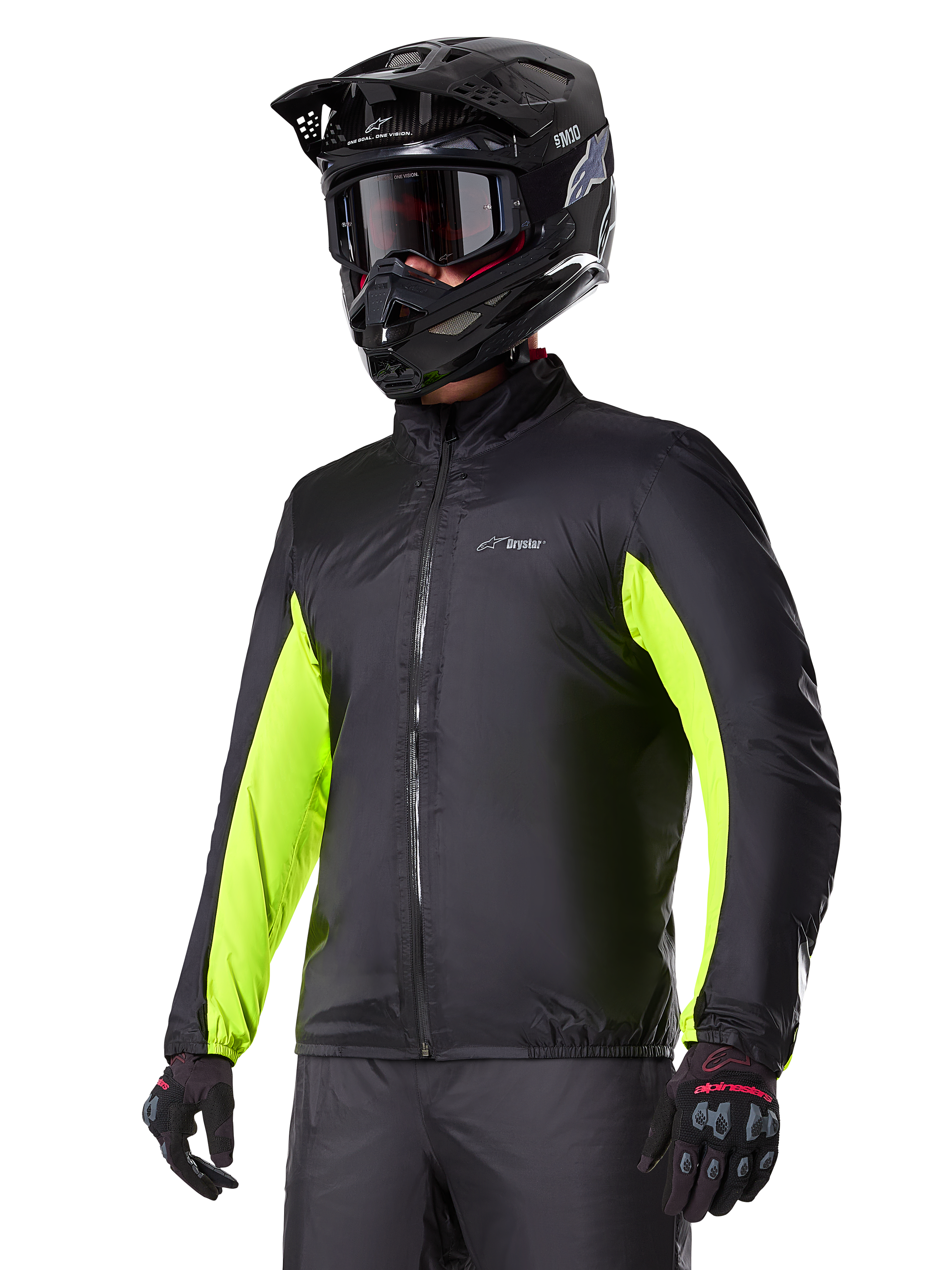 Forro impermeable de la chaqueta Alpinestars Bogotá Pro Drystar®, negro con detalles en amarillo flúor brillante en las mangas, usado por un piloto con casco negro y gafas, equipamiento técnico de motociclismo.