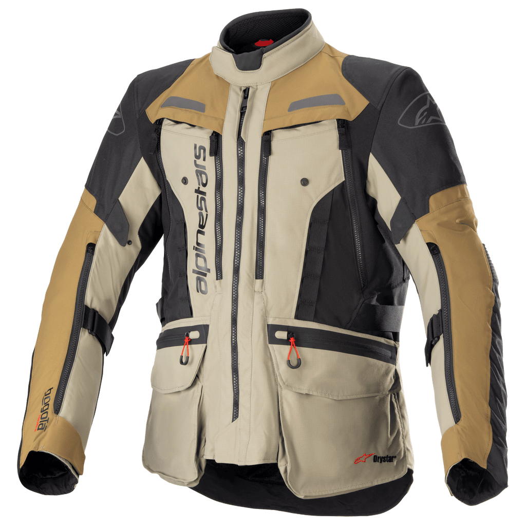 Chaqueta Alpinestars Bogota Pro Drystar, chaqueta de moto para turismo de aventura, beige, negro y marrón, construcción textil impermeable, múltiples bolsillos con tiradores rojos, áreas de protección reforzadas y diseño de cuello alto