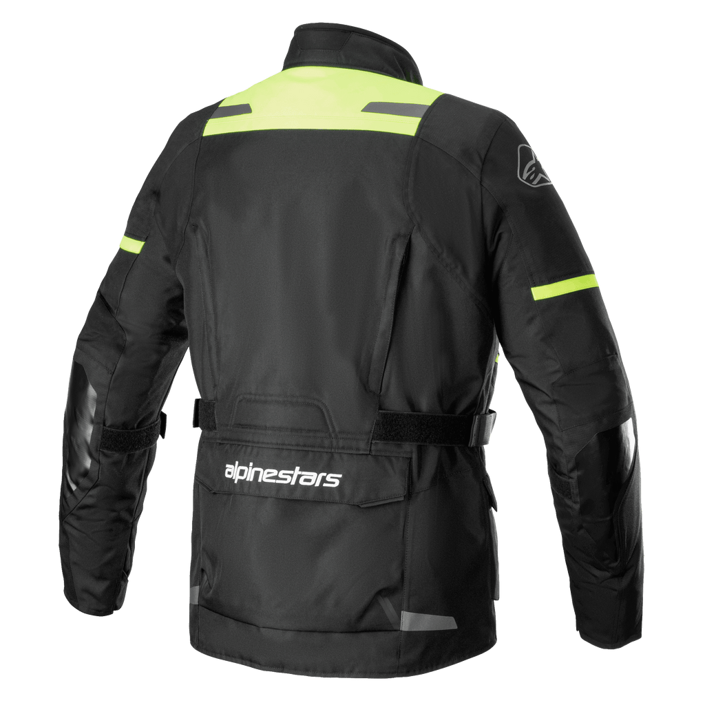 Alpinestars Andes V3 Drystar® Jacket, vista trasera de chaqueta de moto de aventura en color negro y amarillo flúor, con un gran bolsillo utilitario en la parte baja de la espalda con el logotipo de Alpinestars, paneles de alta visibilidad en los hombros y correas de ajuste en la cintura.