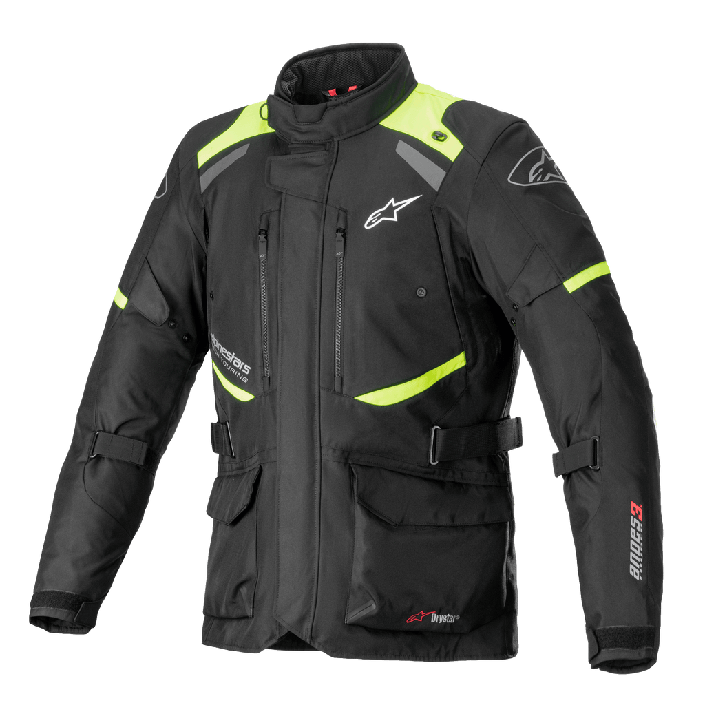 Chaqueta Alpinestars Andes V3 Drystar, chaqueta de moto touring, negra con detalles en amarillo fluorescente, con ventilaciones en el pecho con cremallera, bolsillos cargo frontales grandes, correas de ajuste en la cintura y logotipos de Alpinestars, equipamiento técnico impermeable para aventura