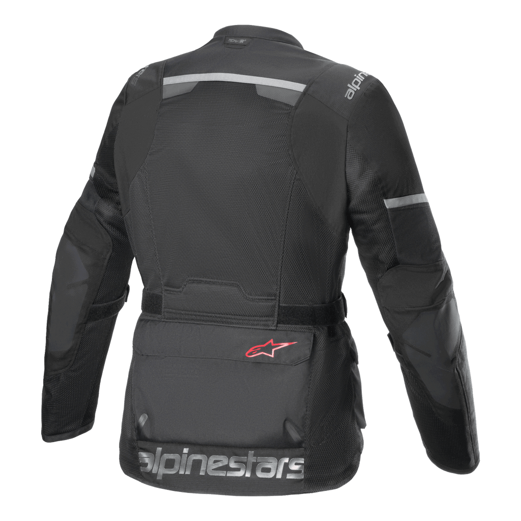Alpinestars Andes Air Drystar® Jacket, chaqueta de moto, negra, vista trasera con amplios paneles de ventilación de malla, tiras reflectantes en la parte superior de la espalda y las mangas, y gran logotipo de texto Alpinestars en el dobladillo inferior.