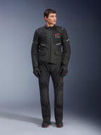 Pantalones Alpinestars Andes Air Drystar®, pantalones de moto para turismo, color negro, con paneles de ventilación de malla y un logotipo rojo en la pierna, lucidos como parte de un conjunto de equipación completo con chaqueta y guantes a juego, equipamiento profesional para motociclismo de aventura