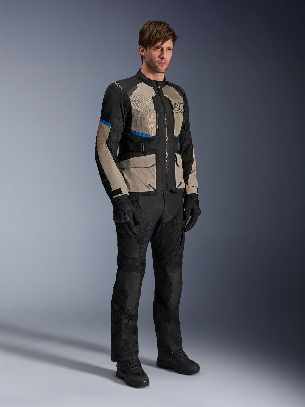 Chaqueta Alpinestars Andes Air Drystar®, chaqueta de moto touring, color negro, gris laurel y azul brillante, usada con pantalones y guantes de conducción a juego, con amplios paneles de malla para el flujo de aire y un ajuste orientado a la carretera, equipamiento de turismo de aventura