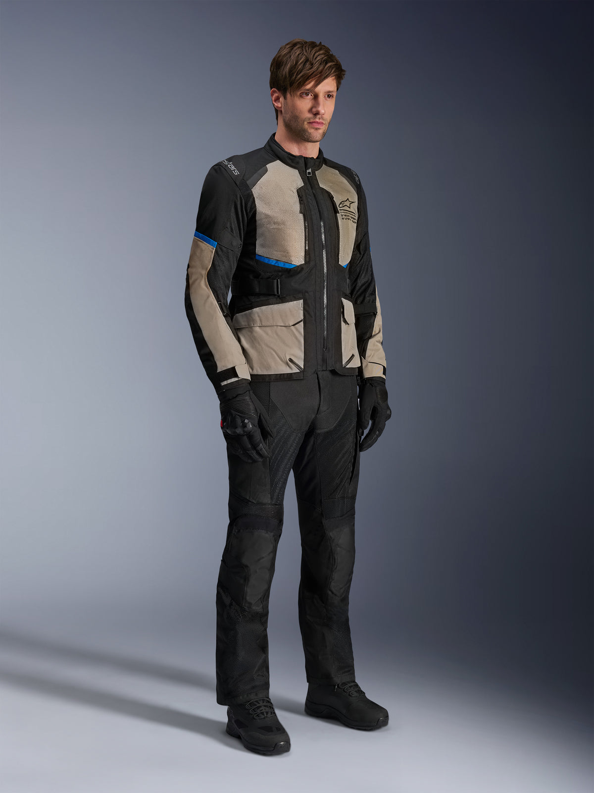 Chaqueta Alpinestars Andes Air Drystar®, chaqueta de moto touring, color negro, gris laurel y azul brillante, usada con pantalones y guantes de conducción a juego, con amplios paneles de malla para el flujo de aire y un ajuste orientado a la carretera, equipamiento de turismo de aventura