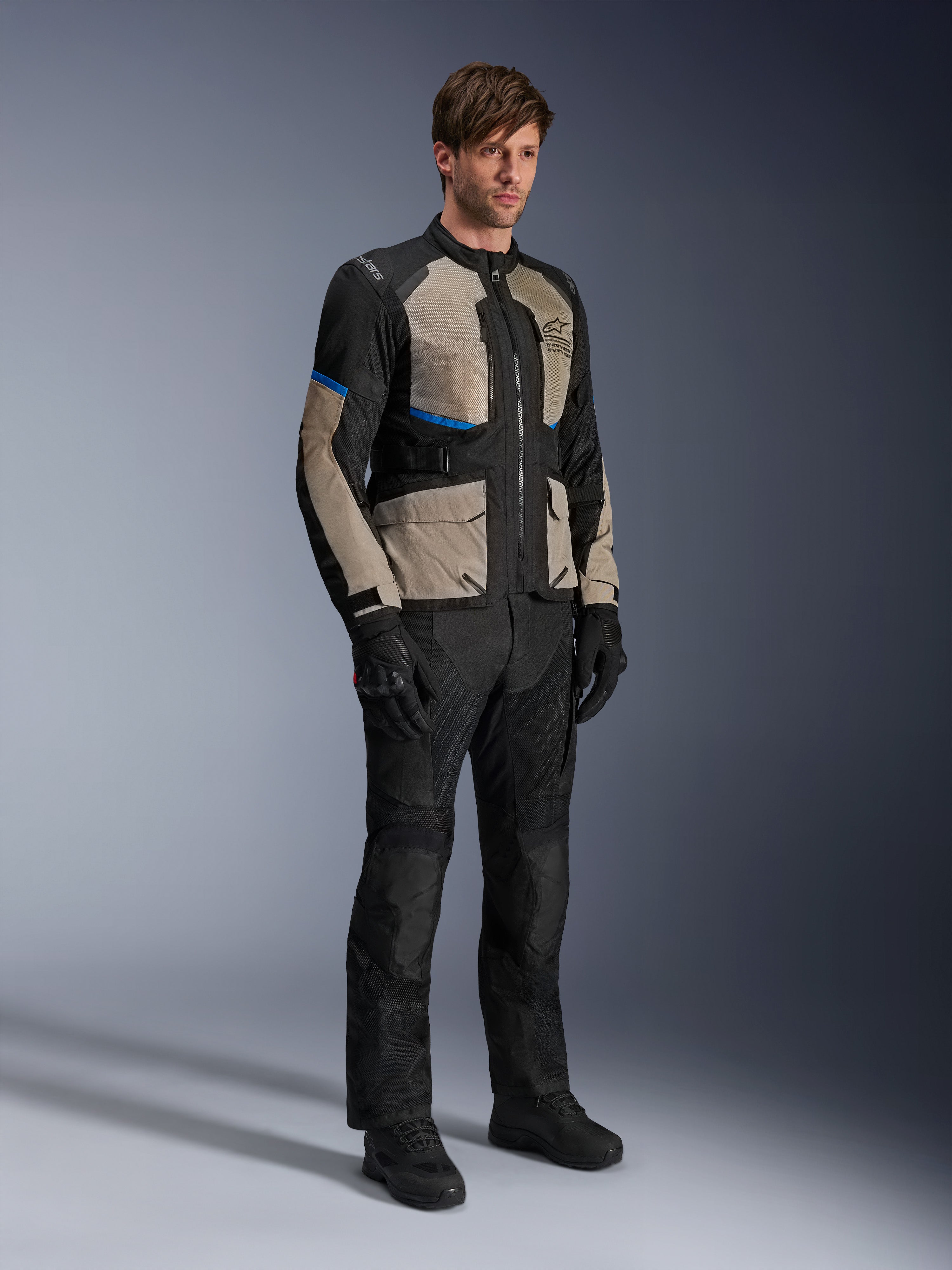 Chaqueta Alpinestars Andes Air Drystar®, chaqueta de moto touring, color negro, gris laurel y azul brillante, usada con pantalones y guantes de conducción a juego, con amplios paneles de malla para el flujo de aire y un ajuste orientado a la carretera, equipamiento de turismo de aventura