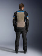 Chaqueta Alpinestars Andes Air Drystar®, Negro Laurel Gris Azul Brillante, vista posterior que muestra un extenso panel de ventilación de malla, gran bolsillo de almacenamiento en la parte inferior de la espalda con el logotipo de Alpinestars, chaqueta técnica de moto touring usada con pantalones a juego.
