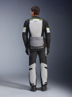 Chaqueta Alpinestars Andes Air Drystar®, chaqueta de touring para moto, gris hielo, gris oscuro y negro, vista trasera que muestra amplios paneles de malla para ventilación, detalles en amarillo fluorescente y logotipo de Alpinestars, usada con pantalones de touring a juego