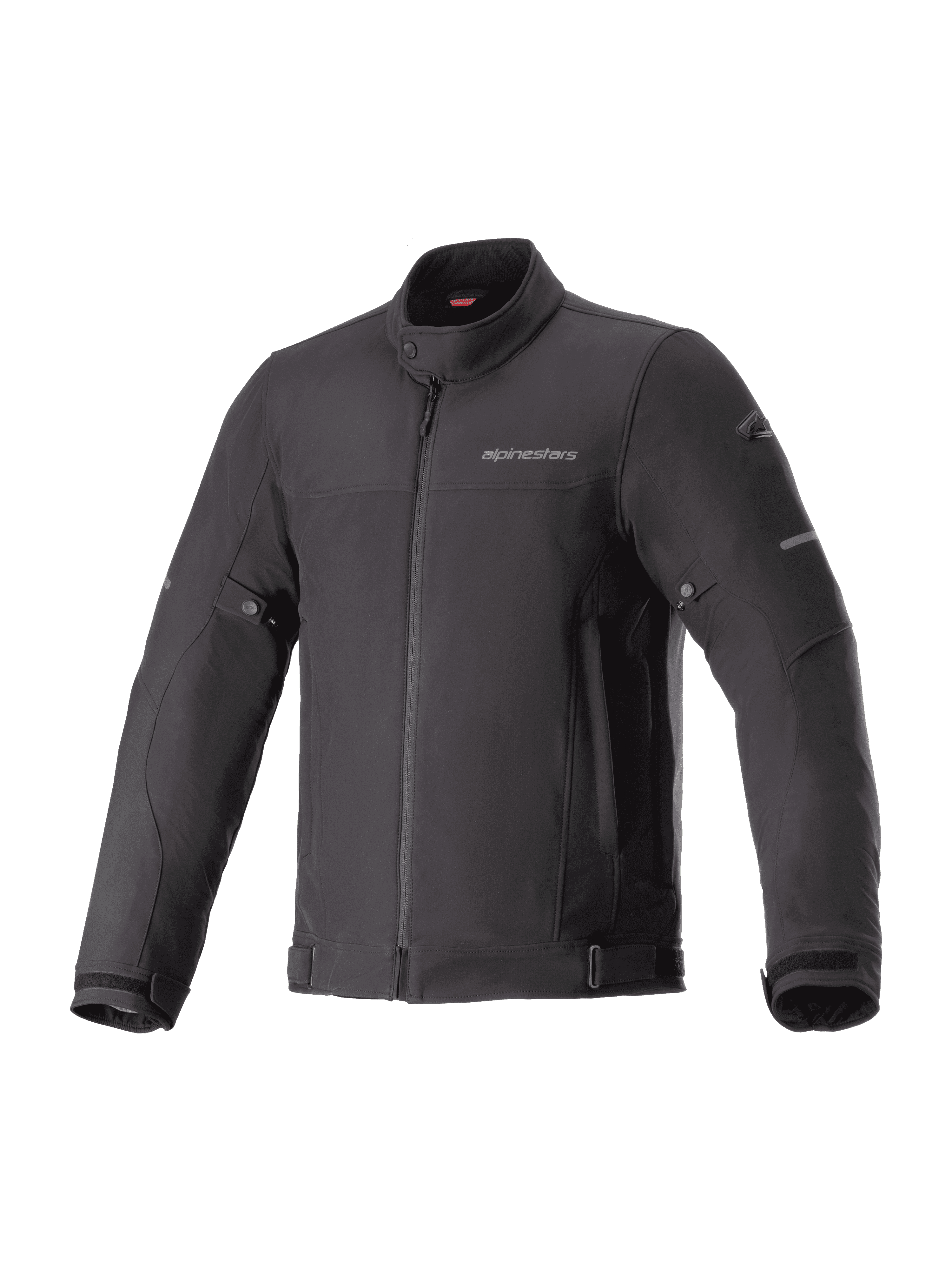 Alpinestars Husker Waterproof Jacket, chaqueta de moto urbana negra, tejido softshell de alta densidad, cuello alto con botón a presión, cremallera frontal completa, correas ajustables en cintura y puños, marca sutil en el pecho y detalles reflectantes en las mangas.