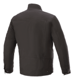 Chaqueta impermeable Alpinestars Solano, negra, vista trasera, chaqueta de moto urbana de estilo informal, confección textil impermeable, cuello recto, detalle sutil del logotipo en la parte baja de la espalda