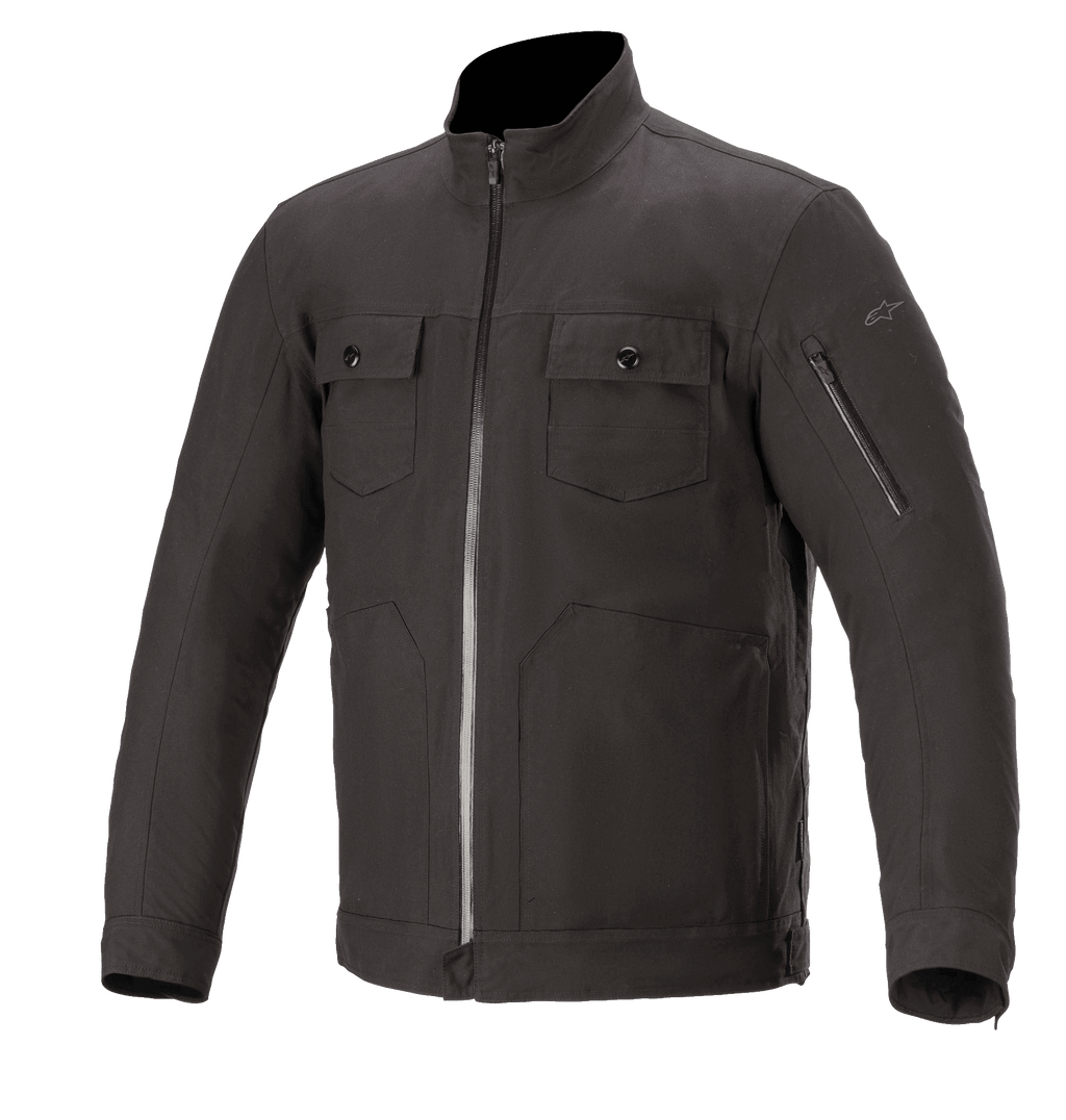 Alpinestars Solano Waterproof Jacket, chaqueta urbana para moto, negro, cuello alto recto con cremallera central impermeable, dos bolsillos en el pecho con botones, bolsillo con cremallera en la manga, confección textil de estilo informal con acabado liso