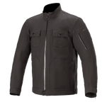 Alpinestars Solano Waterproof Jacket, chaqueta urbana para moto, negro, cuello alto recto con cremallera central impermeable, dos bolsillos en el pecho con botones, bolsillo con cremallera en la manga, confección textil de estilo informal con acabado liso