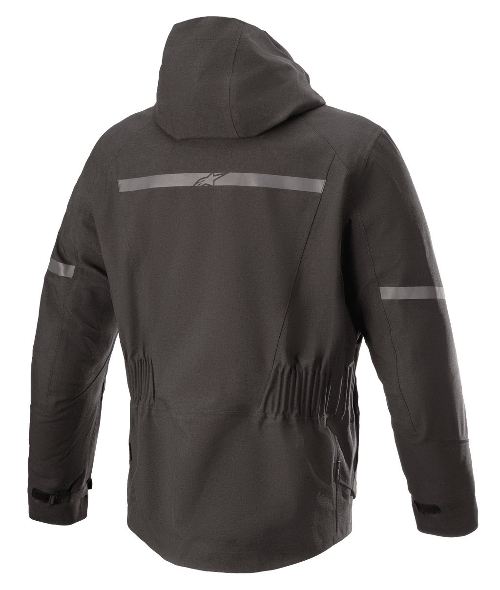 Chaqueta Alpinestars Sirius Drystar® Techshell, chaqueta de moto, Negro Melange, vista posterior con capucha integrada, franja reflectante con el logotipo de Alpinestars, cintura elástica y parte trasera alargada para mayor cobertura al conducir.