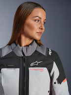 Alpinestars Stella Andes V4 Drystar®, chaqueta de moto de aventura para mujer, gris y coral fluo, textil técnico de aventura.
