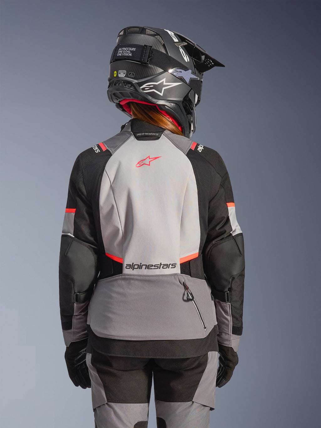 Alpinestars Stella Andes V4 Drystar®, chaqueta de moto aventura para mujer, gris y negra con coral flúor, vista trasera