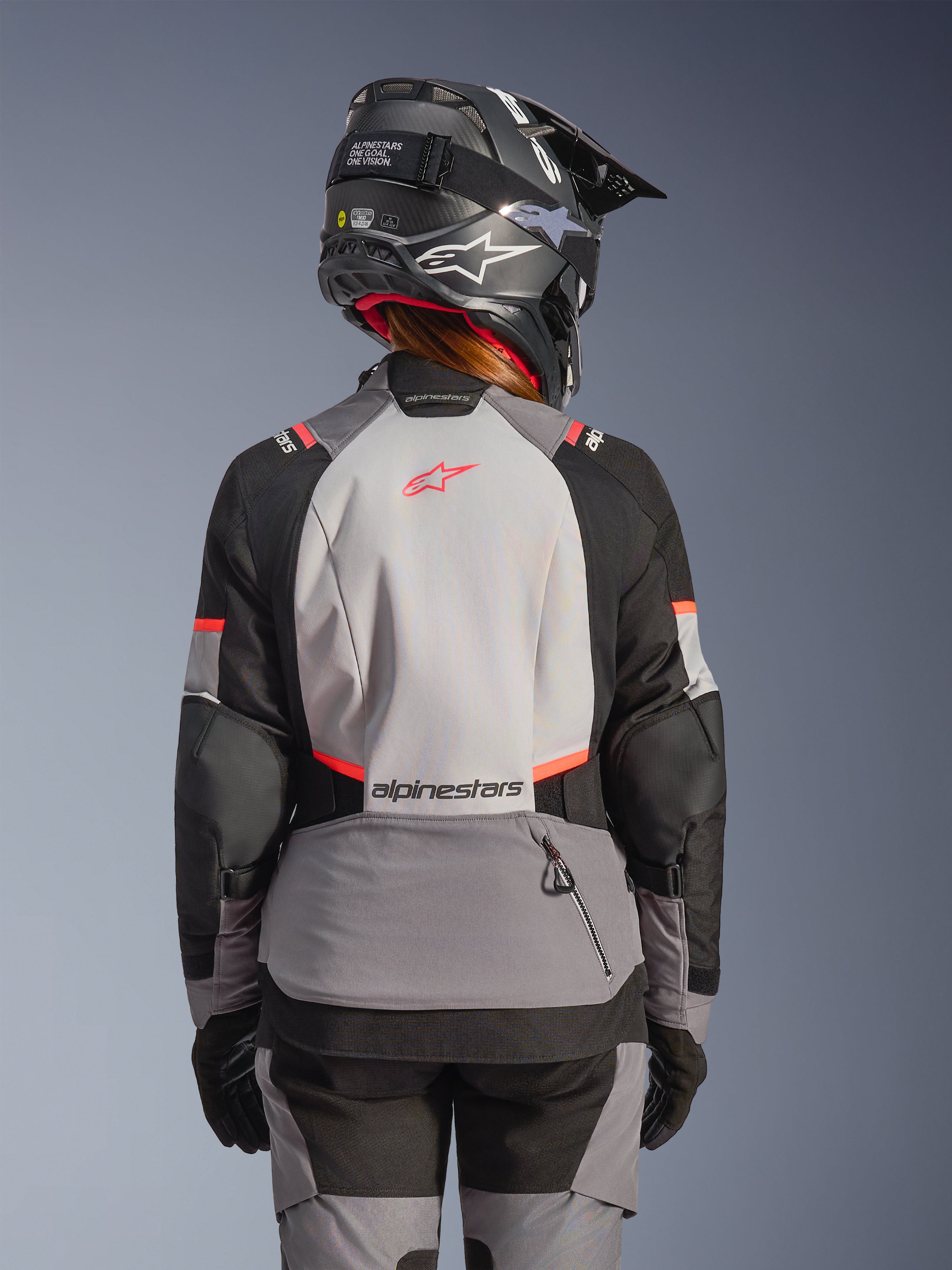 Alpinestars Stella Andes V4 Drystar®, chaqueta de moto aventura para mujer, gris y negra con coral flúor, vista trasera