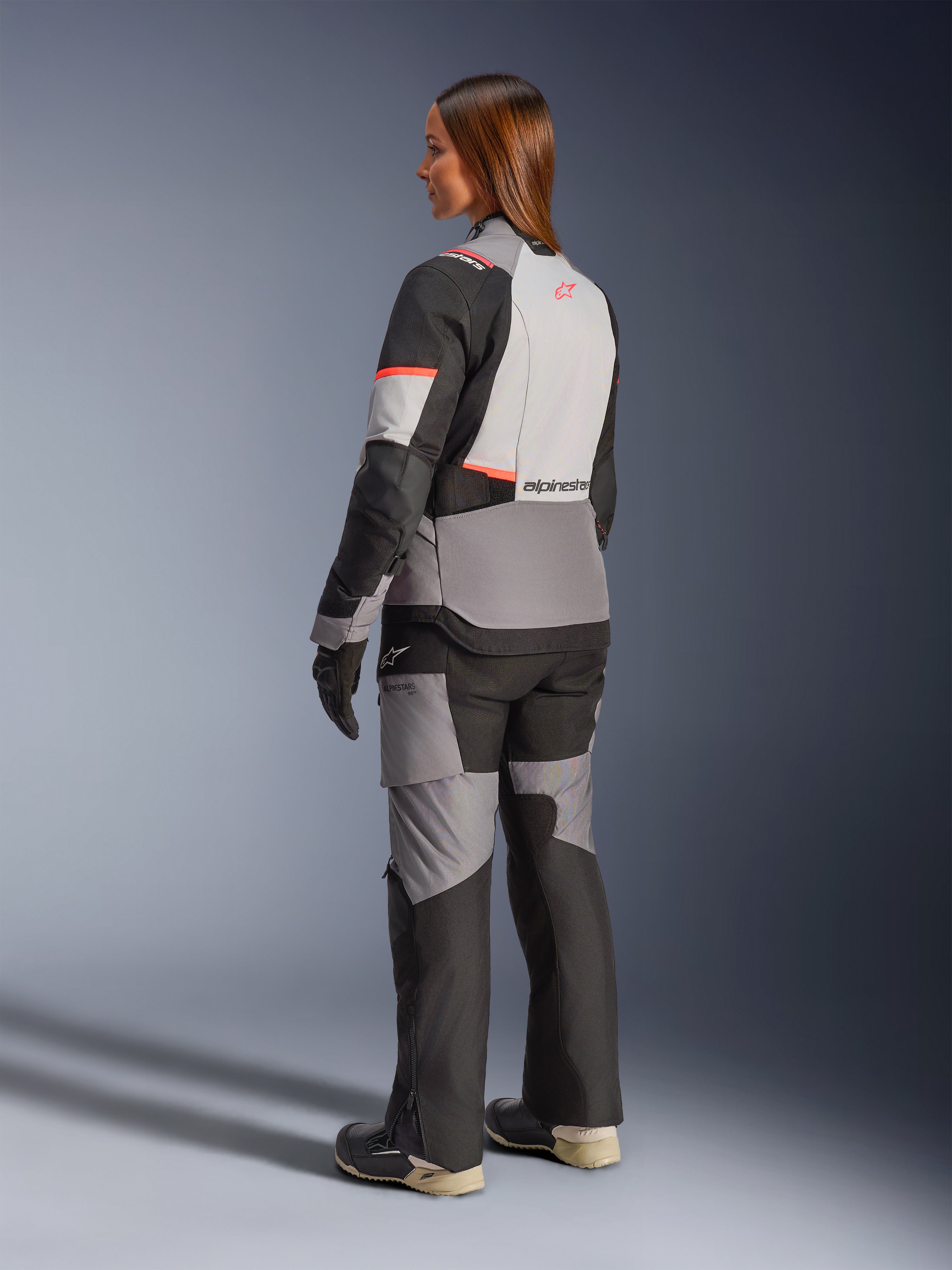 Alpinestars Stella Andes V4 Drystar, chaqueta de moto para mujer, gris y negra con coral, impermeable, vista trasera