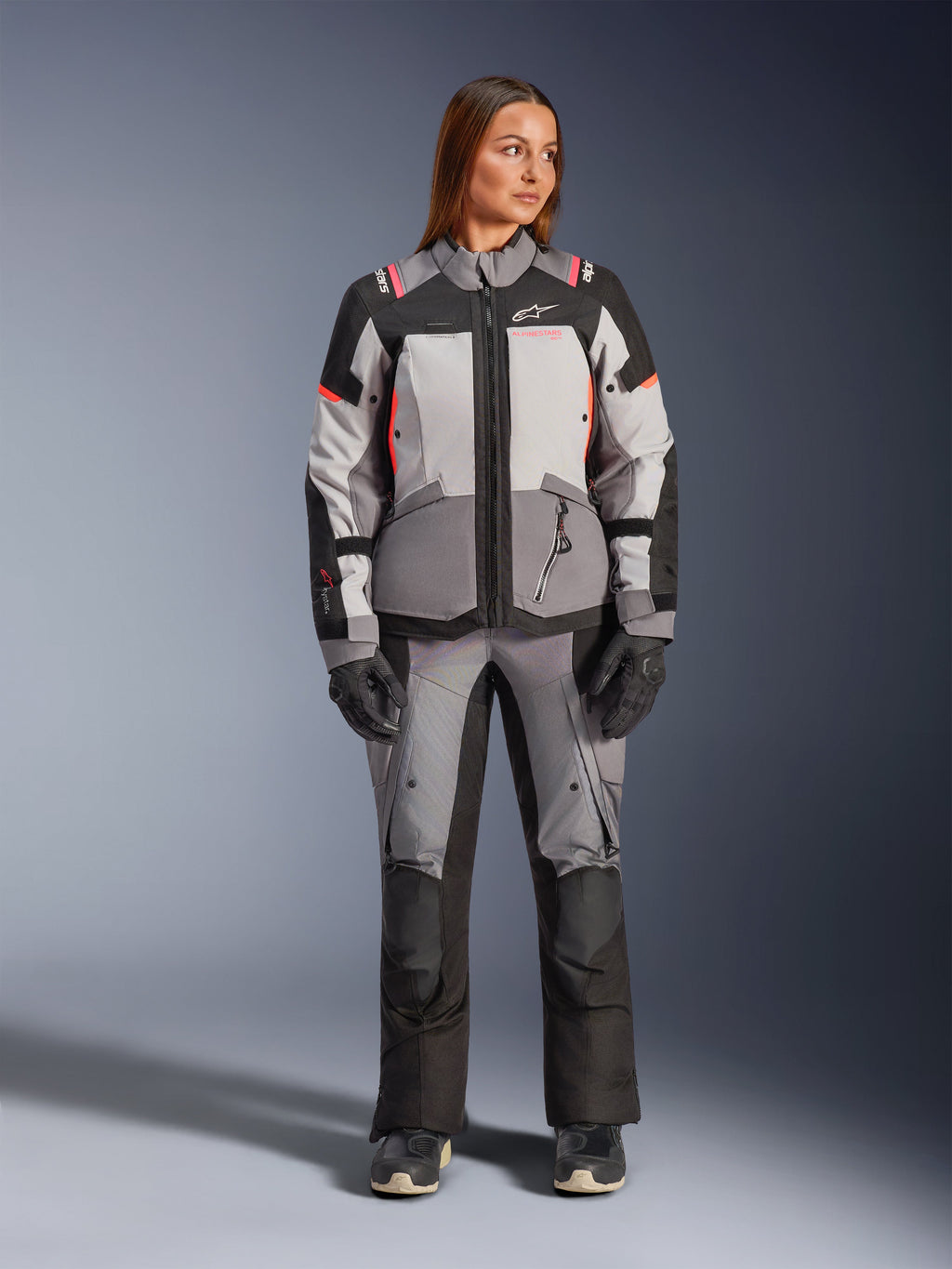 Alpinestars Stella Andes V4 Drystar®, chaqueta de moto para mujer, gris y negra con detalles coral flúor, textil de aventura.