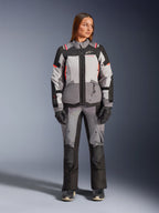 Alpinestars Stella Andes V4 Drystar®, chaqueta de moto para mujer, gris y negra con detalles coral flúor, textil de aventura.