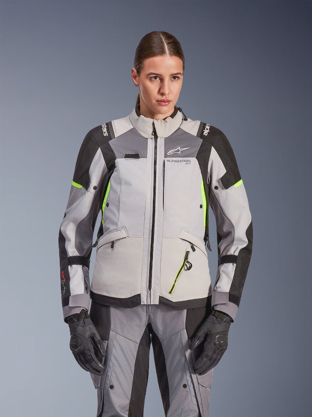 Chaqueta Alpinestars Stella Andes V4 Drystar® para mujer, gris hielo y gris oscuro con detalles en amarillo flúor, chaqueta de moto de aventura, usada con pantalones y guantes a juego, con confección textil protectora y logotipo de Alpinestars