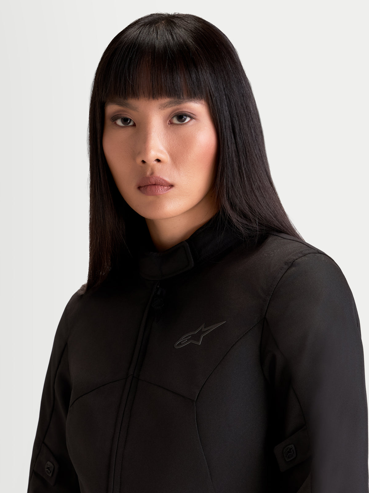 Alpinestars Stella C-1 Waterproof Chaqueta, chaqueta de moto impermeable para mujer, negra, retrato en primer plano del cuello y los detalles textiles en modelo
