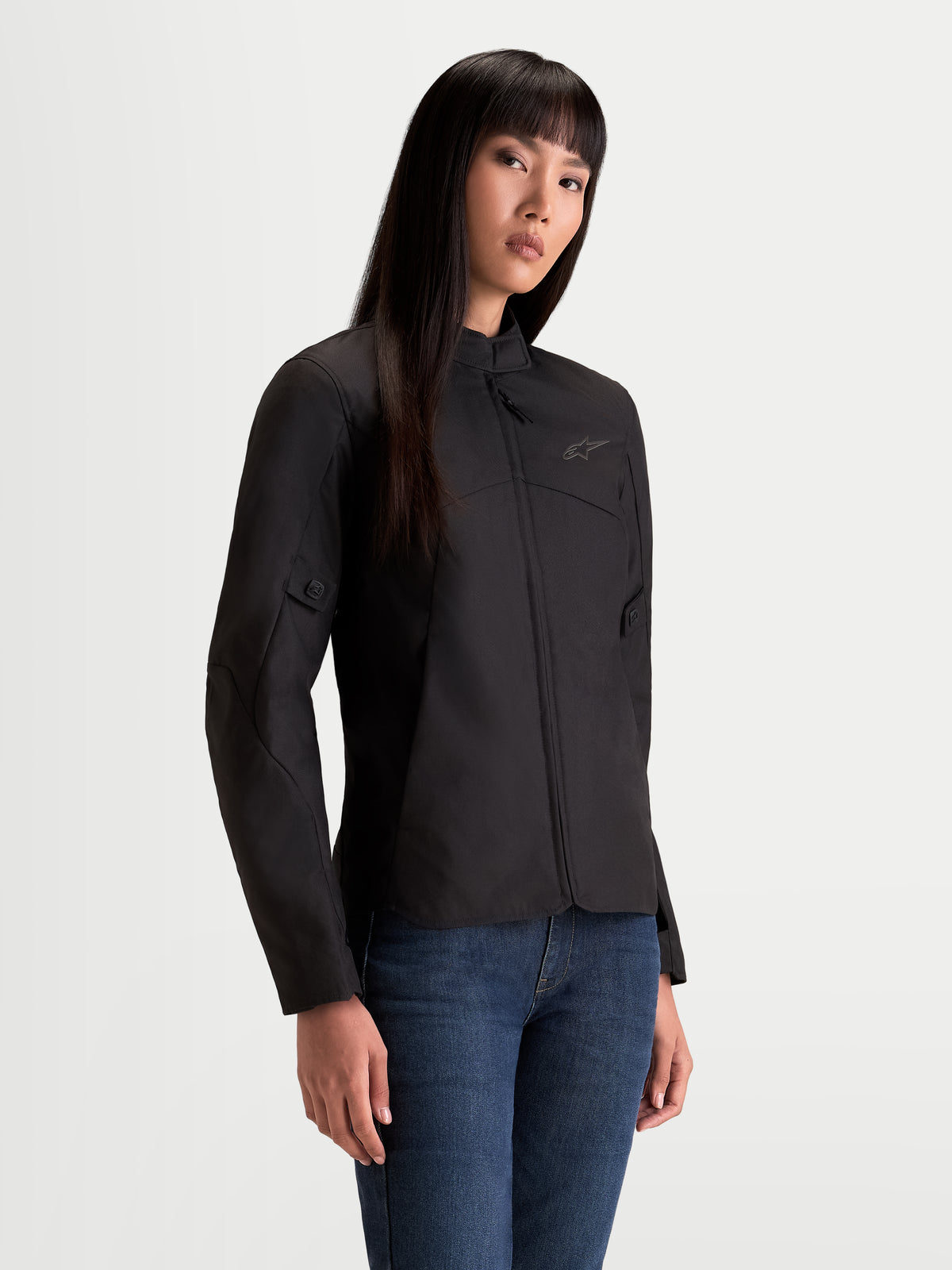 Alpinestars Stella C-1 Waterproof Chaqueta, chaqueta de moto urbana para mujer, negra, vista frontal en modelo que muestra la construcción textil y el cuello ergonómico