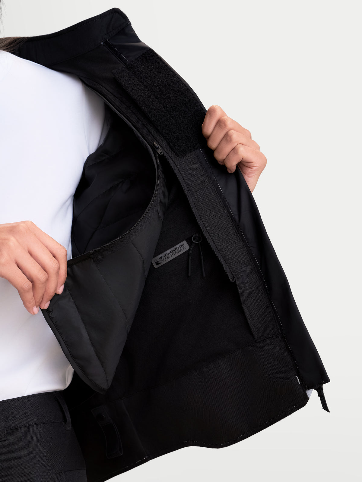 Alpinestars Stella C-1 Waterproof, chaqueta de moto urbana para mujer, en gris hielo y negro, en primer plano mostrando el compartimento impermeable interno y el chaleco térmico extraíble