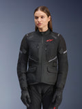 Chaqueta Alpinestars Stella Andes Air Drystar, chaqueta de moto de touring para mujer, negra con detalles grises y un pequeño logotipo rojo, con paneles de ventilación de malla, cuello alto y múltiples bolsillos prácticos, combinada con guantes y pantalones de moto a juego